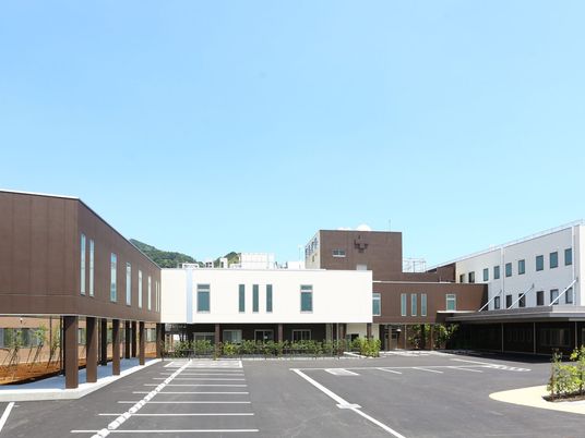 建物外観と駐車場  
