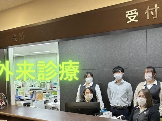 受付に立つスタッフ  