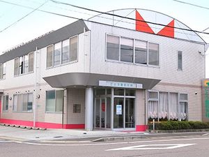 明るい建物の外観  