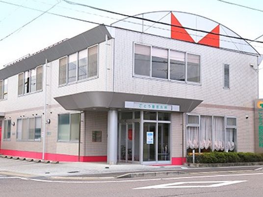 明るい建物の外観  