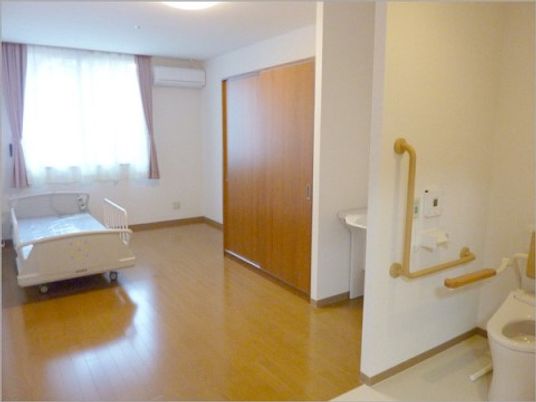 広々とした明るい居室