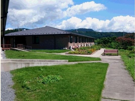 緑豊かな建物外観