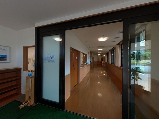 手すり付き廊下