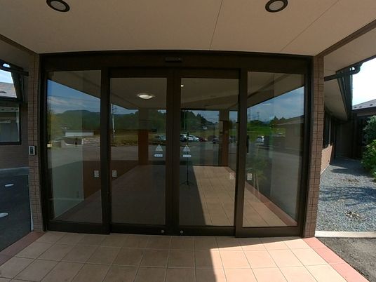 エントランスの自動ドア