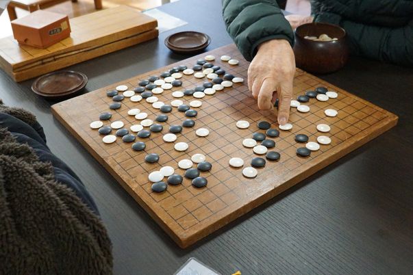 囲碁を打つ手と碁盤