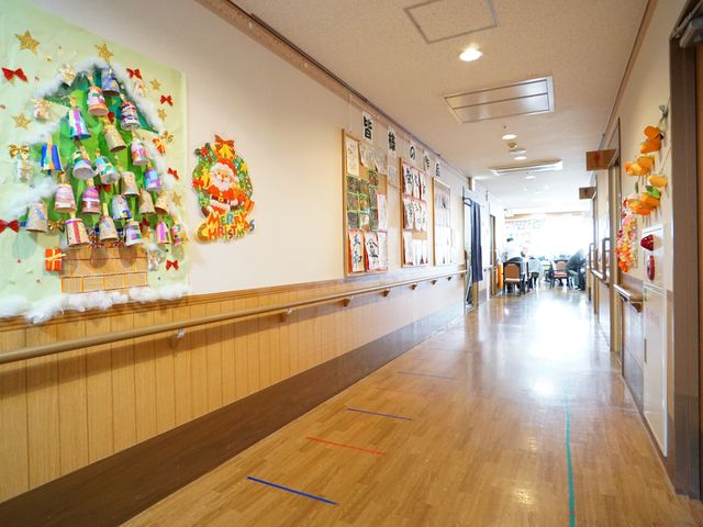廊下に飾りつけ 廊下 季節感あふれる工作品が飾られた廊下は、きっと日々の活動での楽しみも感じられるはずです。遠くに見える明るいスペースは皆が集う場所になっています。