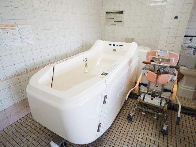 清潔な浴室の設備 浴室 機能性と安全性を備えた浴室です。利用者の快適な入浴を支援するための設備が整っております。