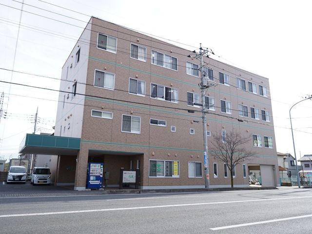 都市型施設の外観 外観 アクセスしやすい立地にある明るい外観の建物です。施設入口は広く、バリアフリーに配慮が見られます。