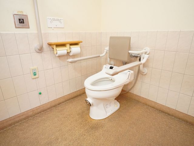 バリアフリートイレ設備 トイレ 手すりが設置された使いやすいトイレです。安全に配慮されたこの空間は、どなたにも快適にご利用いただけます。