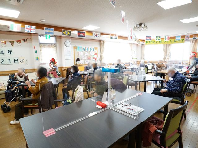 共有スペースの生活シーン 共有スペース ゆったりとした空間での食事や交流が図れる場所です。多様な国旗が飾られた、温かみのある雰囲気をお楽しみください。