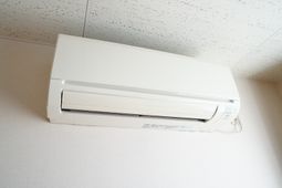 壁に取り付けられたエアコン