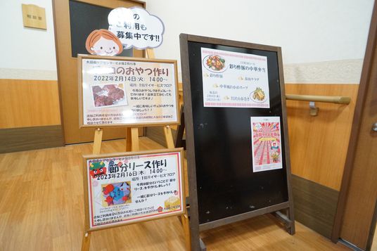 案内掲示物と廊下