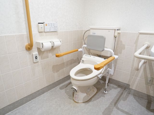 バリアフリーのトイレ設備 トイレ 手すり付きで安全性を考えた清潔なトイレ。どなたも使いやすい工夫が施されています。