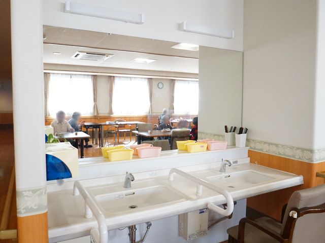 快適な共有空間 洗面台 利便性を考えた食堂では、利用者がくつろいでお食事を楽しめるような配慮がされています。バリアフリーの設計で、どなたも安心してご利用いただける環境です。