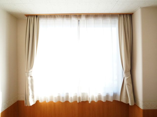 採光とプライバシーの居室 居室 自然光が心地よい清潔な部屋です。エアコン完備で、一年中快適にお過ごしいただけます。