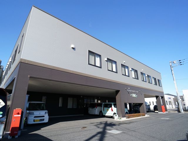 モダンな建物の外観 外観 現代的なデザインが特徴の建物前面です。広々としたスペースが確保されており、日々の勤務に清々しい環境を提供します。