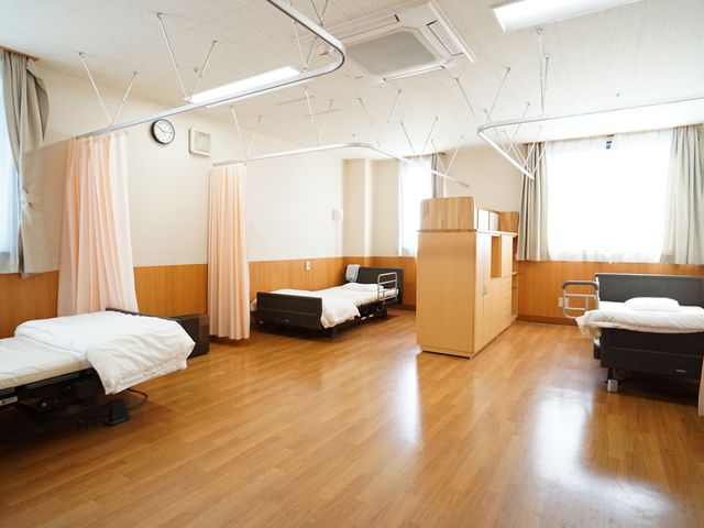 清潔感のある居室 居室 ゆとりある空間の個室で、プライバシーを大切にした落ち着いた時間を過ごすことができます。ベッド周りには個人の必需品を収納できるスペースが備わっています。