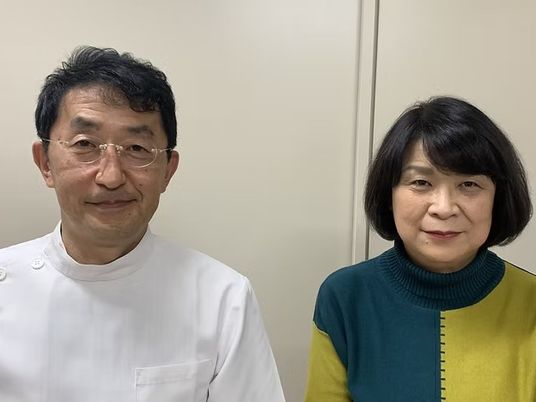 スタッフ2人の上半身  