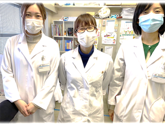 白衣のスタッフ3人の室内  