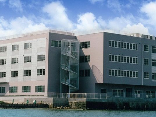 水辺に面した建物外観  