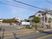 建物と看板のある外観  
