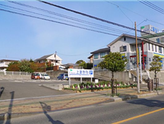 建物と看板のある外観  