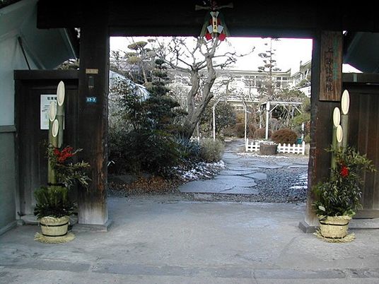庭に面した門構え  