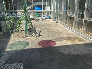 明るい中庭の通路  
