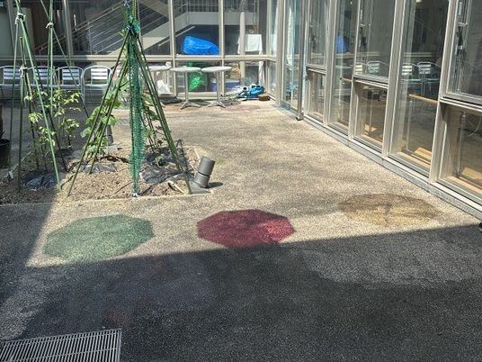 明るい中庭の通路  