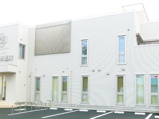 白い建物の外観  