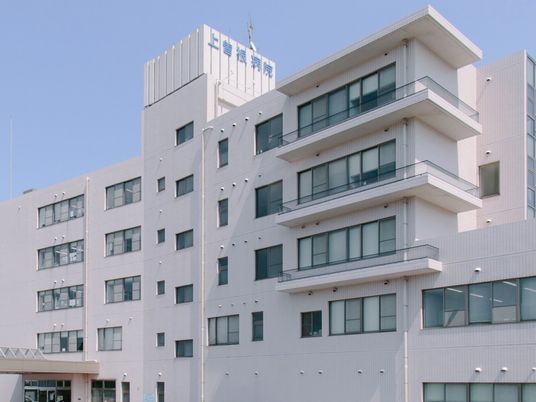 白い外観の建物外観  