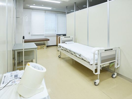 機能訓練用のベッドがある室内  