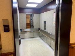 広々としたエレベーター内部