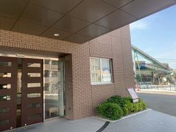 木のドアのある入口