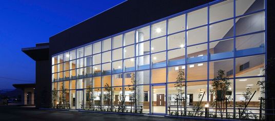 ガラス張りの建物外観