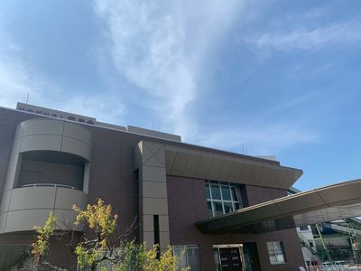 青空の下の建物外観