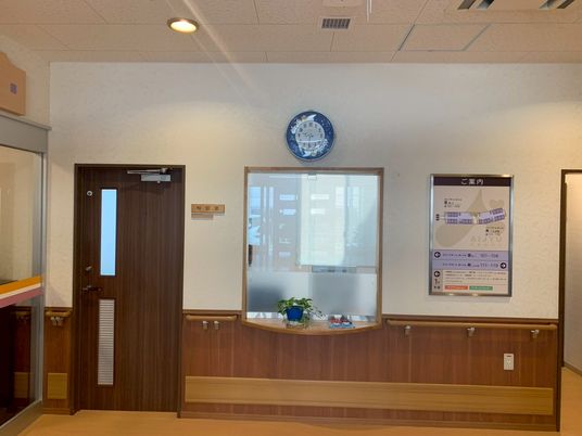 掲示物のある廊下