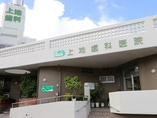 病院の正面玄関外観