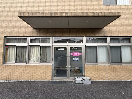 建物正面の出入口  