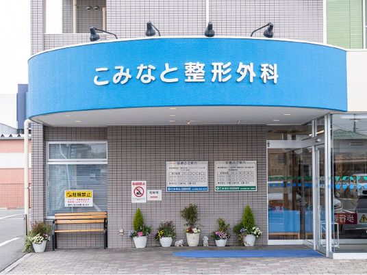 明るい外観の出入口  