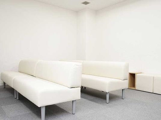 白いソファの休憩室  