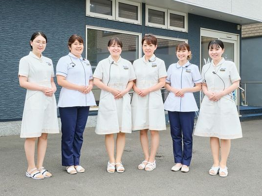 制服姿の職員が並ぶ外観  
