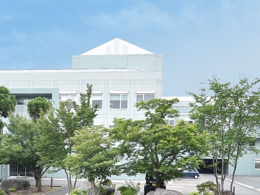 白い建物の外観  