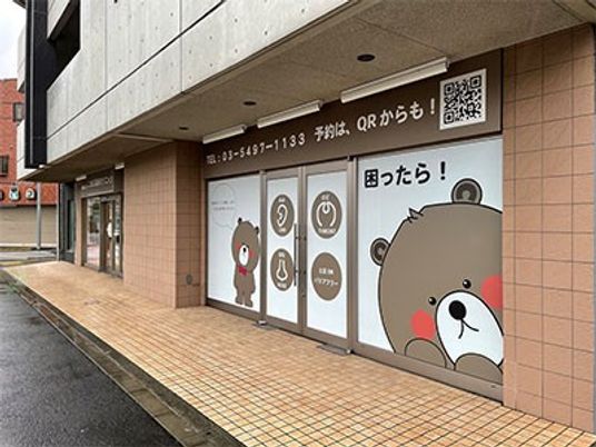 熊の装飾がある入口  