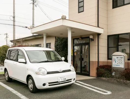 施設のエントランス前  