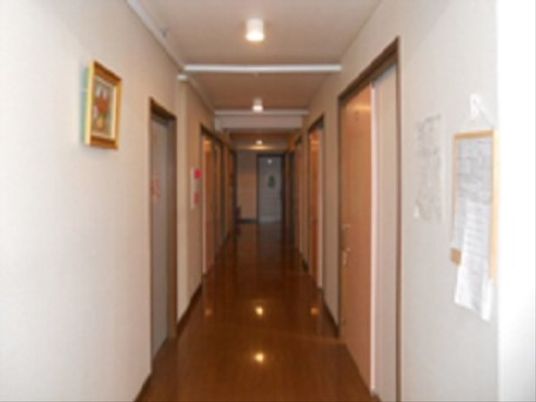 廊下の掲示物と扉