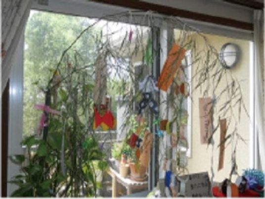 緑豊かな窓辺風景