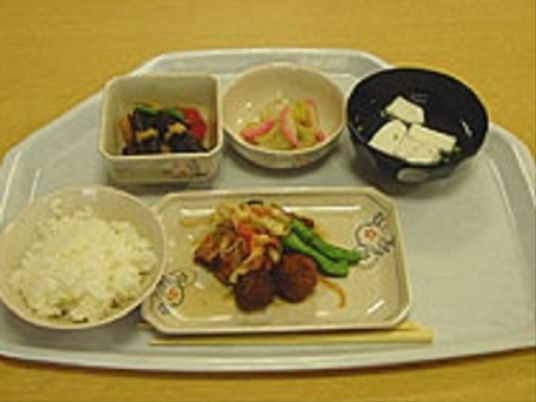 配膳された食事の様子