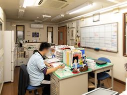 スタッフが仕事する事務所