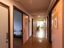 廊下と開いた部屋の扉